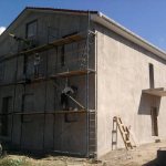 Выравнивание фасада цементно-песчаной штукатуркой