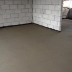 pouring cement-sand floor screed